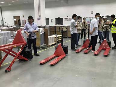 電動(dòng)高升程搬運(yùn)車交付使用，感謝廠家羅總親自跟客戶講解操作方法！